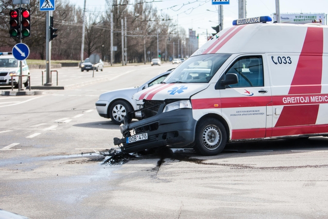 BMW ir greitosios avarija Kaune: sužeisti keturi žmonės 