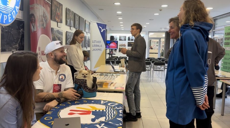 Renginys: jaunimo galimybių mugėje moksleiviai ir vyresni klaipėdiečiai galėjo įgyti žinių apie mieste veikiančias organizacijas.