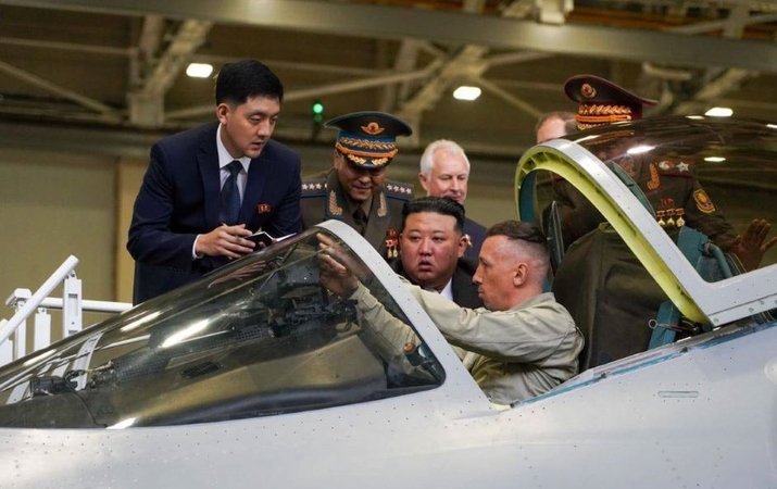 Kim Jong Unas apsilankė karinės aviacijos gamykloje Rusijos Tolimuosiuose Rytuose