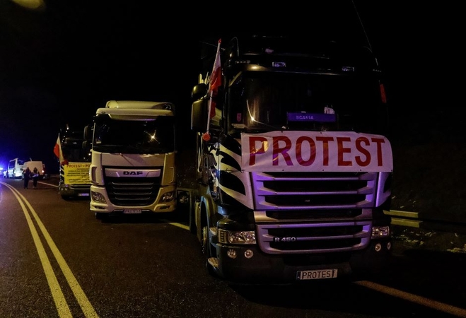 EK kritikuoja Lenkiją tęsiantis vairuotojų protestams pasienyje su Ukraina
