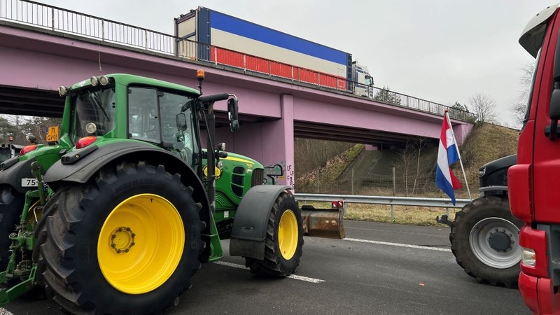 Šimtai ūkininkų blokavo greitkelius Nyderlanduose: pylė mėšlą, srutas ir atliekas
