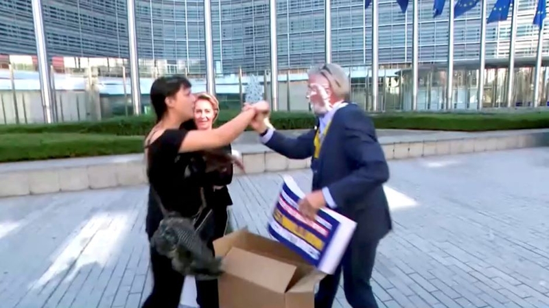 Aktyvistės Briuselyje į „Ryanair“ vadovą metė du pyragus