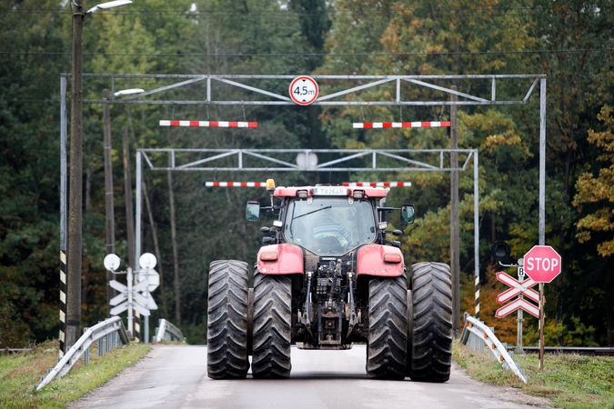 Neprasilenkia: siauriuose keliuose prasilenkiant su sunkiasvore technika kyla avarinių situacijų.