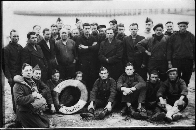 Įvykis: 1939 m. garlaivis buvo nuskandintas Šiaurės jūroje, o įgulą išgelbėjo belgai. R. Vilkas-Vilčinskas stovi centre sukryžiavęs rankas.