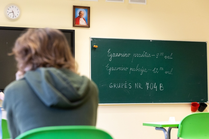 Abiturientai laikys matematikos brandos egzaminą, vienuoliktokai pasitikrins chemijos žinias