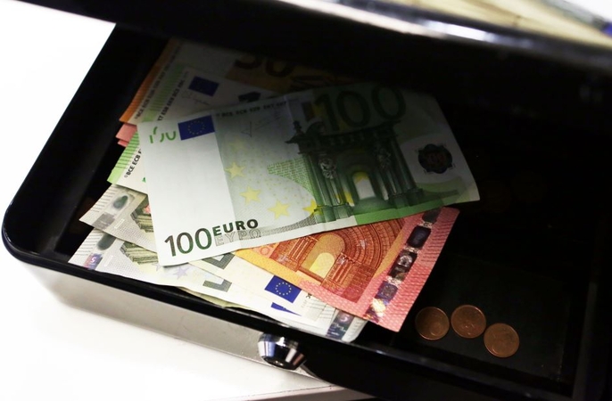 Realybė: dažnas, turintis santaupų, suka galvą, kur jas saugiau laikyti – namie ar banke.