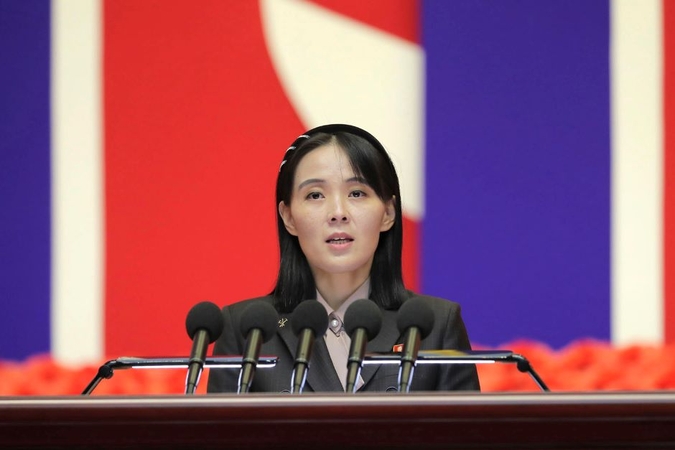 Kim Jong Uno sesuo neigia, kad Šiaurės Korėja siunčia ginklus Rusijai: pavadino tai absurdu