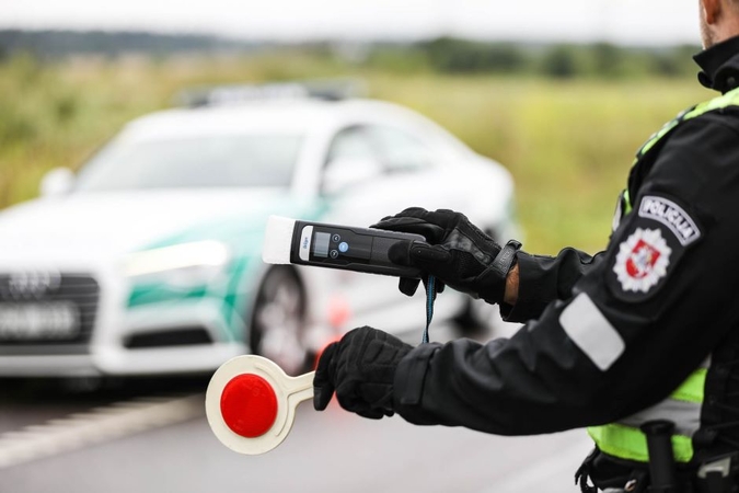 Užsieniečio pasivažinėjimas – su pluoštu pažeidimų: važiavo girtas ir nebeturintis teisės vairuoti