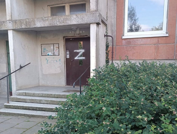 Kursto: Lūžų gatvėje keliose vietose nupaišytos Rusijos karinį fašizmą šlovinančios raidės „Z“.