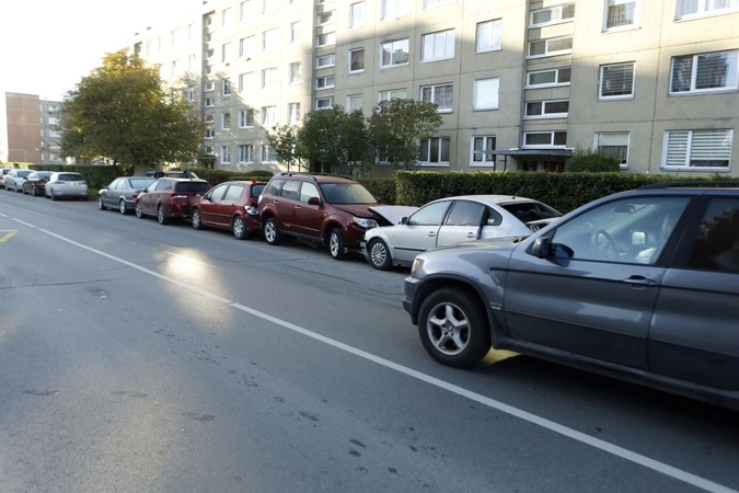 Nepatogumai: Laukininkų gatvėje ne tik daugiabučių namų kiemuose sunku rasti vietą automobiliui pasistatyti.