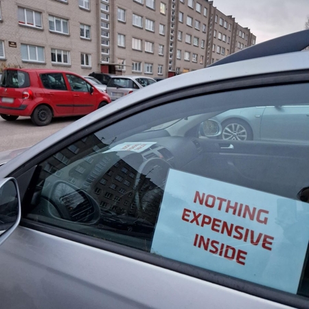 Svarstymai: didelėmis raudonomis raidėmis paliktas užrašas atkreipia kiekvieno praeivio dėmesį.