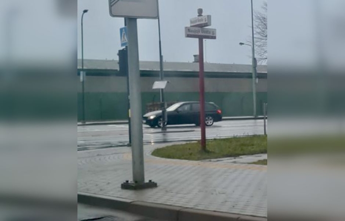 Atkibo: pėsčiųjų perėją žymintys kelio ženklai nulinko į skirtingas puses.