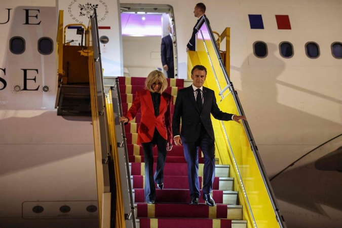 Vaizdo įraše – šokiruojantis Macrono žmonos elgesys
