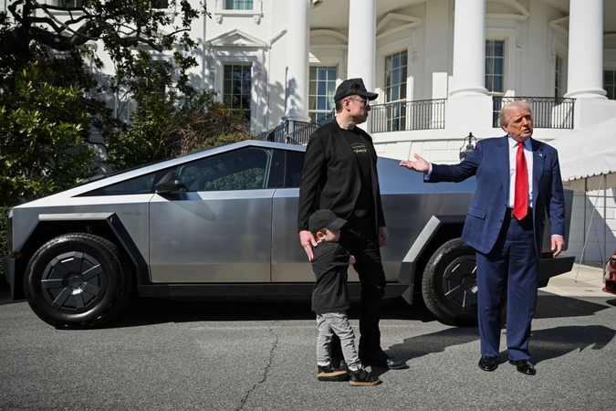 Trumpas demonstruoja paramą Muskui: žada įsigyti „Tesla“