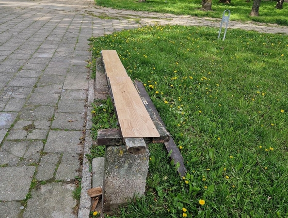 Įvaizdis: dalis suoliukų bandyti taisyti jau ne vieną kartą.