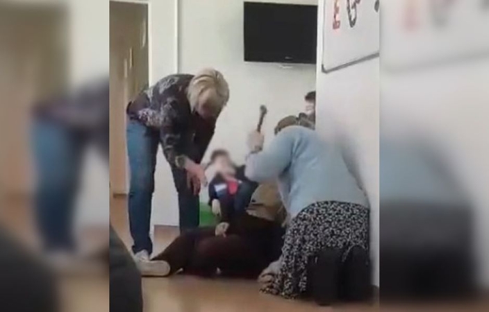 Užfiksavo: vienos darbuotojos rankose matyti plaktukas, juo buvo siekiama sureguliuoti neįgaliojo vežimėlį