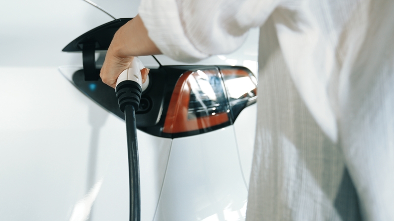 Ekspertas atskleidė, ko tikėtis elektromobilių vairuotojams
