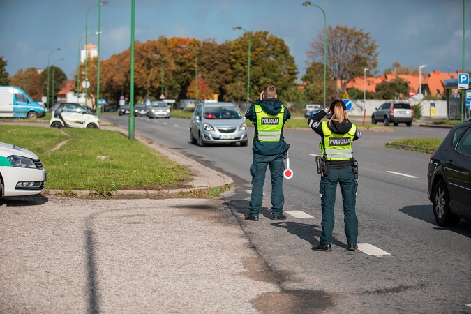 Nedrausmingi vairuotojai – pareigūnų piktžaizdė: per savaitę nubausti 143 asmenys