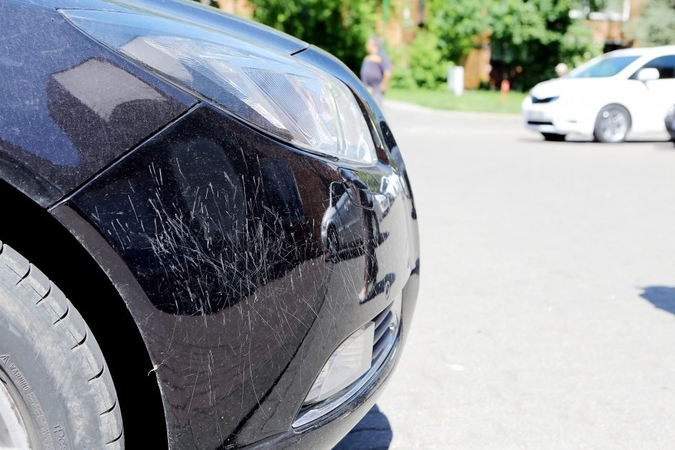 Teismo sprendimas: už apgadintą kaimynės automobilį moteris nubausta nepagrįstai