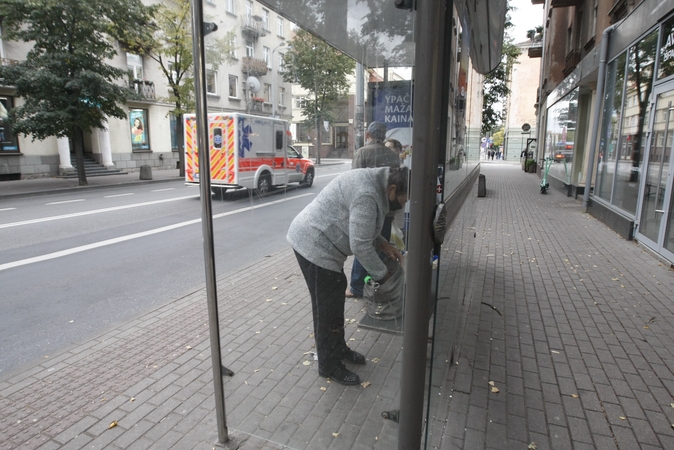 Mįslinga situacija vienoje uostamiesčio stotelėje: kur dingo knygų mainų lentyna?