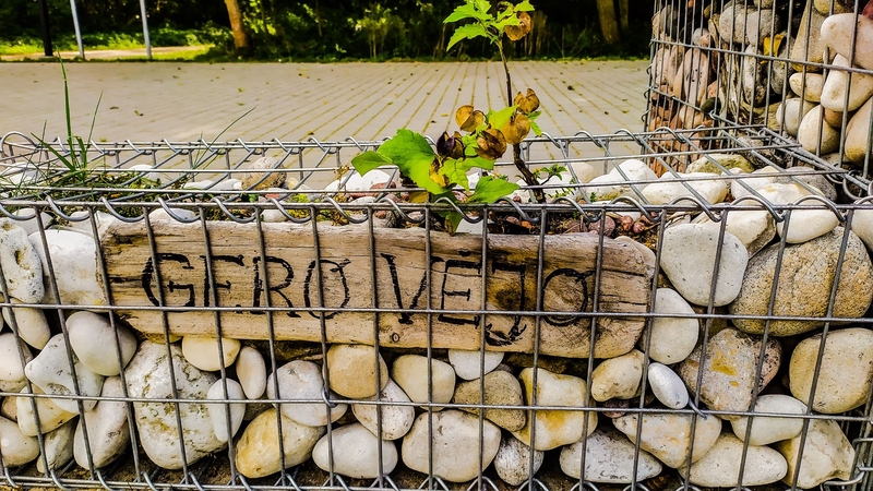 Karklėje – suolelis E. Macronui: sudėjo pagal Prancūzijos vėliavos spalvas