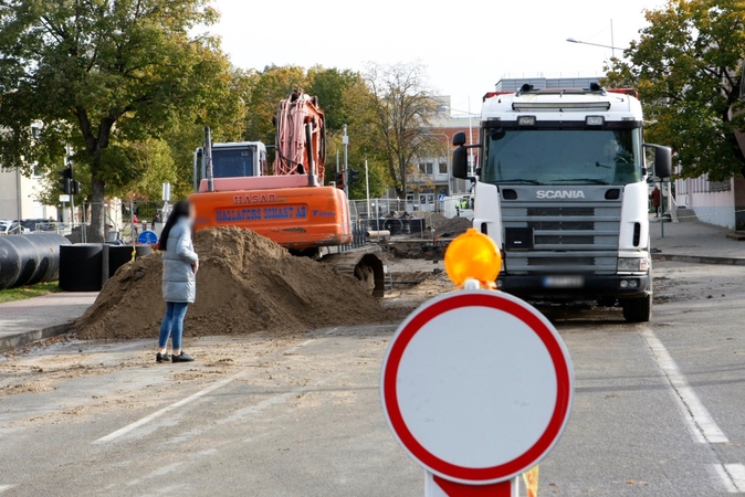Absurdiškas lėšų švaistymas Gargžduose: vos tik paklos asfaltą, jį tuoj pakeis kitu