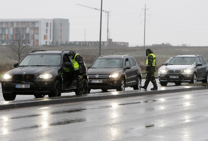 Per šventes migravimas nesiliovė: postuose policijos pareigūnai patikrino tūkstančius automobilių