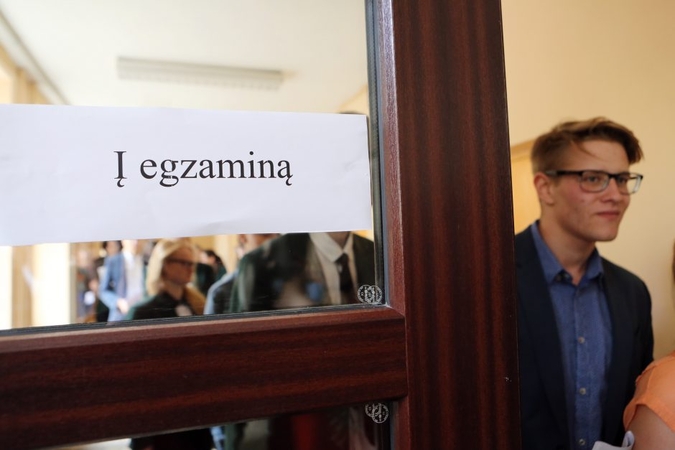 Egzaminų rezultatai Klaipėdoje: džiugina šimtukais, tačiau koją kišo matematika