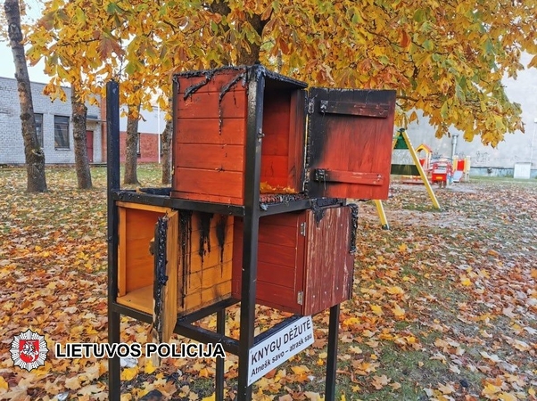 Niekdarių išpuolis Tauragėje: padegė knygų dėžutes