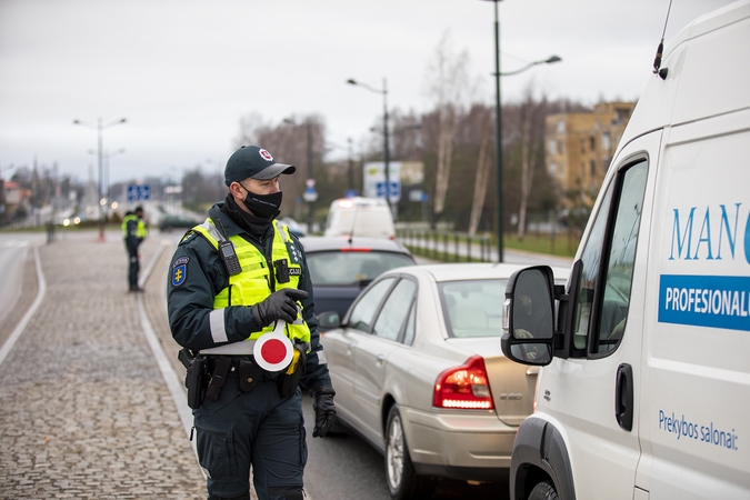 Klaipėdos policija ragina nekeliauti be būtinos priežasties: patikros postai keliuose jau veikia