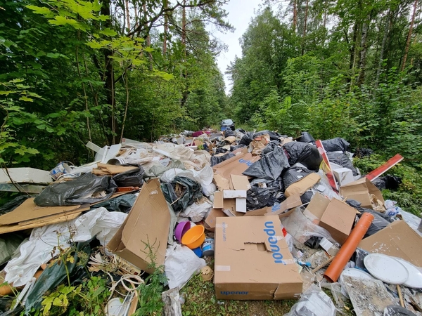 Miškų urėdija nustatė Vilniaus pamiškėje didelį kiekį atliekų išvertusius asmenis