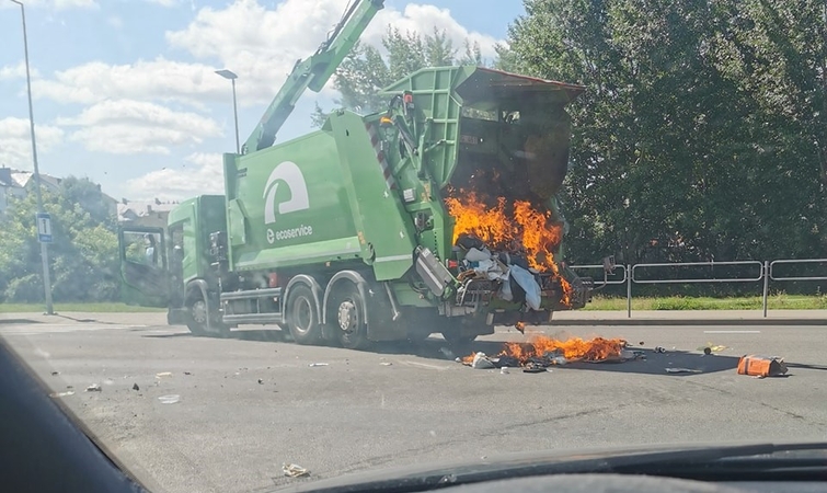 Nelaimė Vilniuje: gatvėje užsiliepsnojo šiukšliavežė