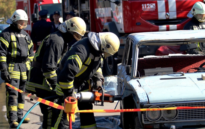 Telšių rajone apvirtus krovininiam automobiliui, kabinoje įstrigusį vairuotoją vadavo ugniagesiai