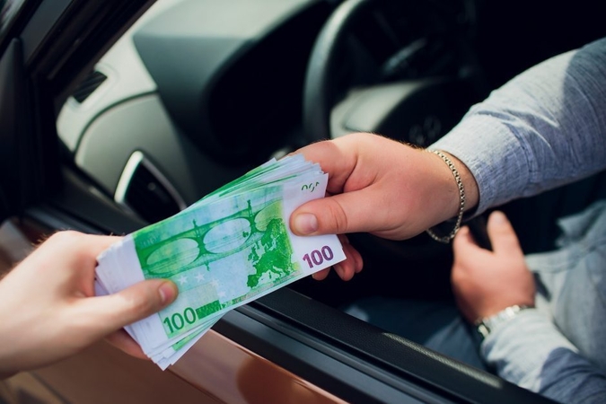 Pavojingai vairavęs vyras nuo atsakomybės bandė išsisukti kyšiu
