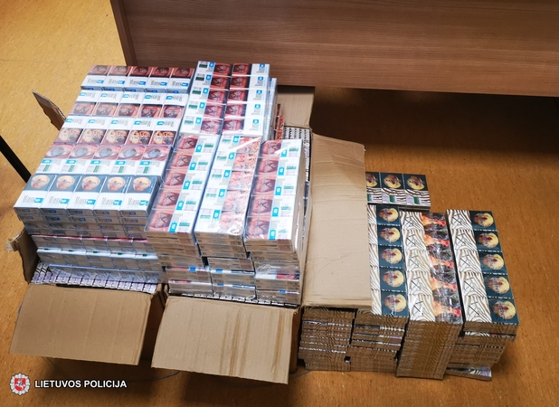 Nuo policijos pareigūnų sprukusio vairuotojo automobilyje – nelegalių cigarečių krovinys