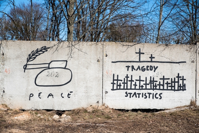 Metaforos: galerijoje po atviru dangumi sukurti D. Perjovschi piešiniai, iliustruojantys karo absurdiškumą.