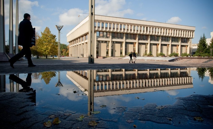 Nuo Seimo pastato prieigų nutemptas vilkikas: vairuotojas reikalavo atstatydinti parlamentą