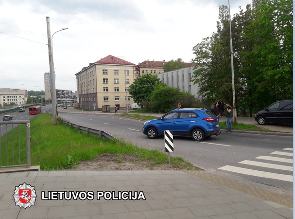 Sostinės pėsčiųjų perėjoje partrenkta paspirtukininkė: policija ieško liudininkų
