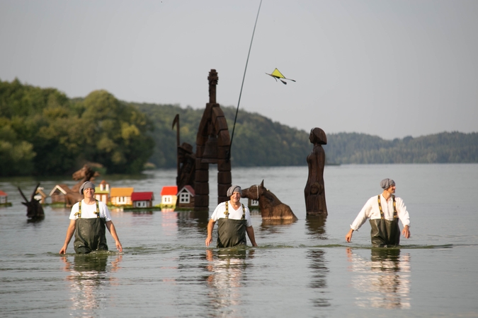 Pilnėja: pernai 2020 m. atidarytą septynių skulptūrų parką papildė trys nauji medžio dirbiniai, o šiemet ant vandens pridygo namukų.