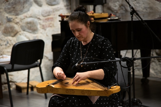 Tęstinumas: dr. L. Lukenskienė groti kanklėmis mokėsi iš tradiciškai grojančių kanklininkų, pažintį su kuriais ji vadina didžiuliu turtu.