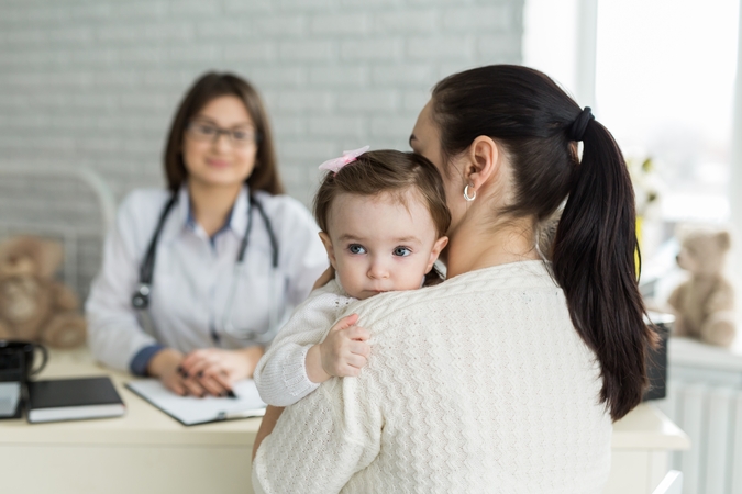 Pozicijos: jauną mamą papiktino, kad dėl pediatro siuntimo vaikui pas gydytoją specialistą tenka važiuoti į polikliniką, tačiau SAM atstovai aiškina, kad išlieka ir nuotolinės konsultacijos.