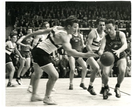 Varžybos: III Europos vyrų krepšinio čempionato rungtynių tarp Lietuvos ir Vengrijos komandų momentas. Lietuva laimėjo rezultatu 79 : 15. Kaunas, 1939 m. gegužės 26 d.