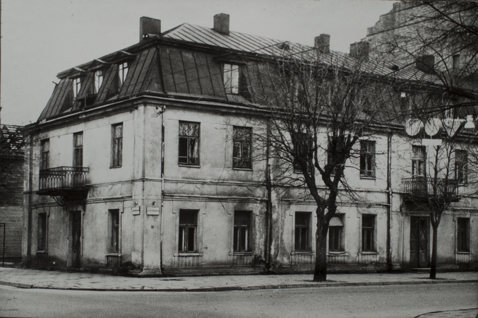 Nebeliko: J. ir L. Raupių namas K. Donelaičio g. 19 / A. Mickevičiaus g. 26, įamžintas likus porai metų iki nugriovimo.