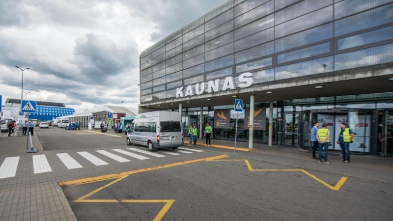 Skandalinga diena Kauno oro uoste: išlaipinti girti emigrantai ir konfliktinės marijampolietės