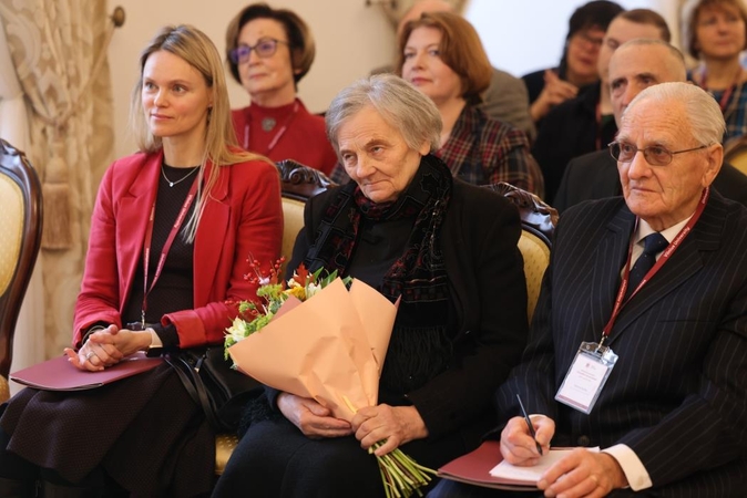 Raudondvaryje pagerbtas žymus kalbininkas A. Ružė
