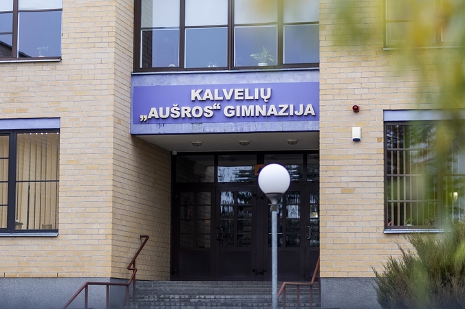 Vilniaus rajono „Aušros“ gimnazijoje nukrito liftas, traumuoti trys žmonės