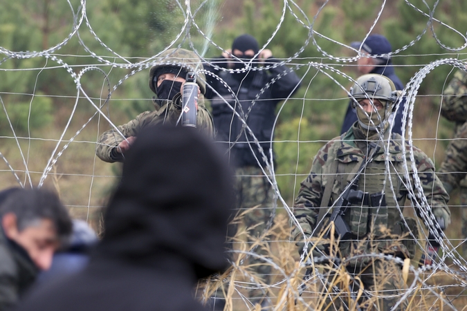 Neteisėti migrantai Lenkijos pasienyje.