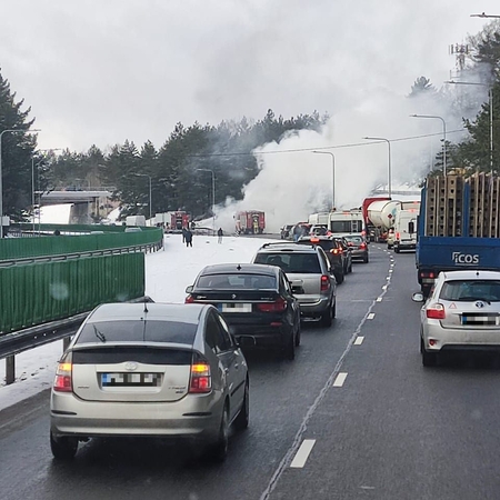 Vilniuje liepsnojo automobilis: mama su kūdikiu spėjo iššokti