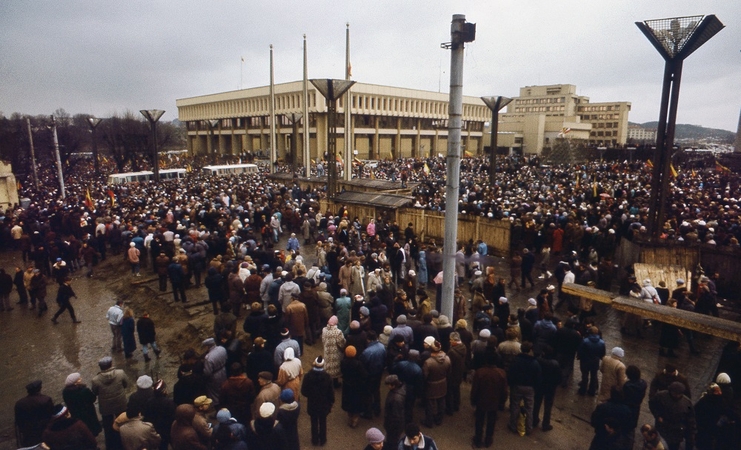 1991-ųjų metų sausis, žmonės prie Aukščiausiosios Tarybos – Atkuriamojo Seimo.