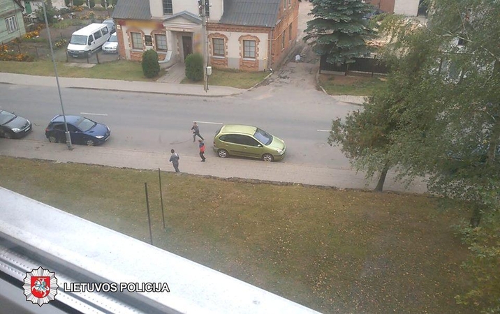 Automobilius apgadinusių vaikų ieško policija